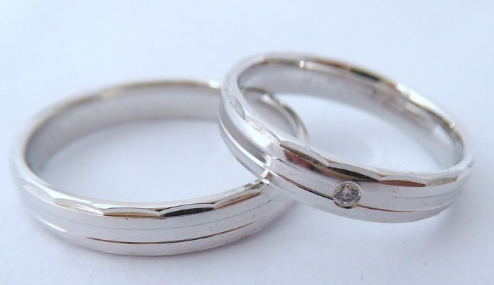 Elegantní zlaté snubní prsteny Couple 585/1000 s diamanty 4N18