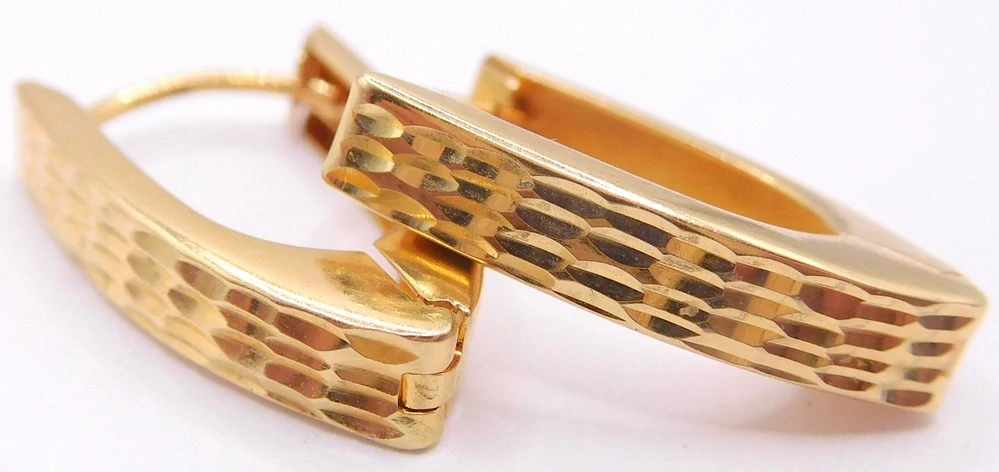 Klenoty Budín Dámské zlaté náušnice s gravírováním ryz. 585/1,88gr HK2459