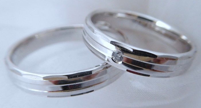 Elegantní zlaté snubní prsteny Couple 585/1000 s diamanty 4N18