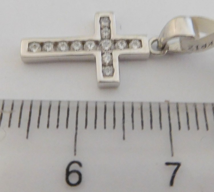 Klenoty Budín Zlatý přívěsek - zlatý křížek posetý zirkony z bílého zlata 585/1,15gr 1470608