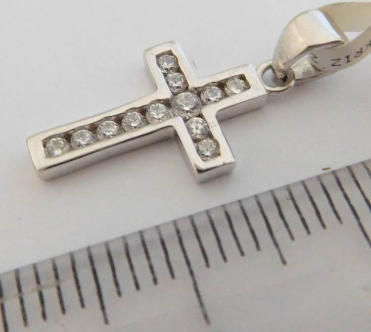Klenoty Budín Zlatý přívěsek - zlatý křížek posetý zirkony z bílého zlata 585/1,15gr 1470608