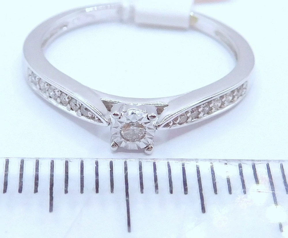 Klenoty Budín Zásnubní diamantový prsten z bílého zlata 585/1,45gr vel. 52 diamant HKD56