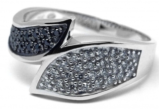 Klenoty Budín Prsten z bílého zlata s černými a bílými diamanty J-28293-17