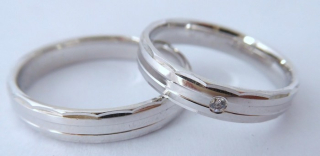 Elegantní zlaté snubní prsteny Couple 585/1000 s diamanty 4N18